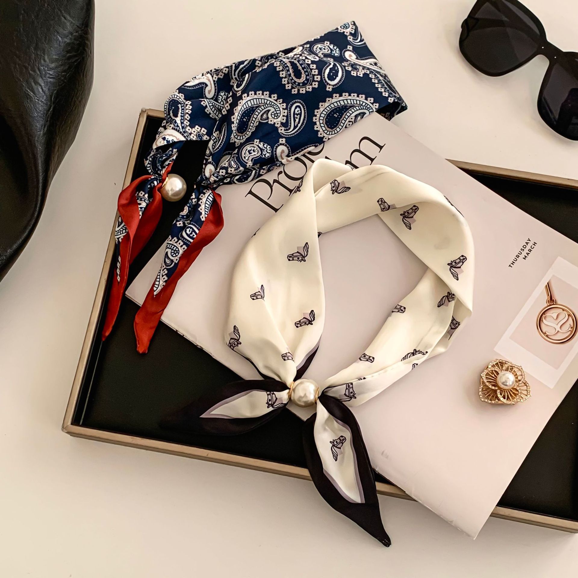 Cashew Flower Silk Scarf Effor - Pearl Trim Chain avaliação e preço